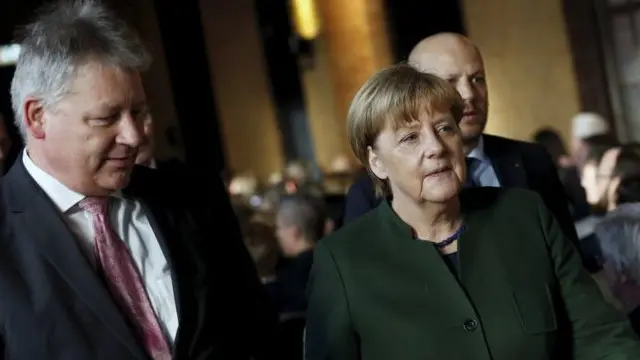 卡尔(左)认为黑客攻击扰乱了德国政治,令民主制度受到了压力