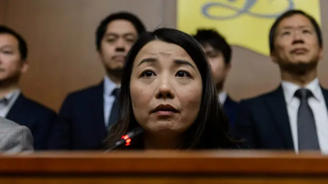 刘小丽（前中）在香港立法会出席新闻发布会（30/11/2016）