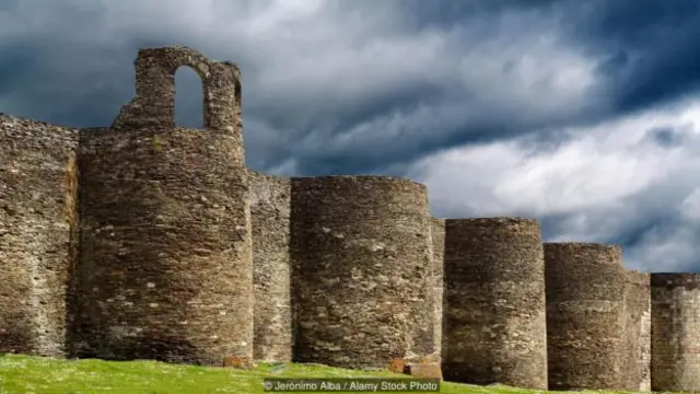 罗马人 2000 年前征服加利西亚,并在大教堂海滩附近建造至今仍然屹立不倒的众多建筑(图片来源:Jerónimo Alba / Alamy Stock Photo)