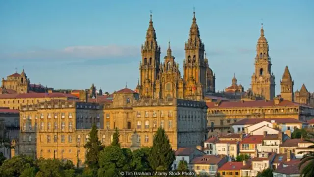 位于加利西亚首府圣地亚哥-德孔波斯特拉的圣詹姆斯大教堂吸引游客到该地区(图片来源:Tim Graham / Alamy Stock Photo)