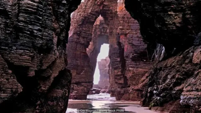 几千年来,坎塔布连海已经在高耸的海滩上雕刻出陡峭的拱门和黑暗的洞穴(图片来源:Cro Magnon / Alamy Stock Photo)