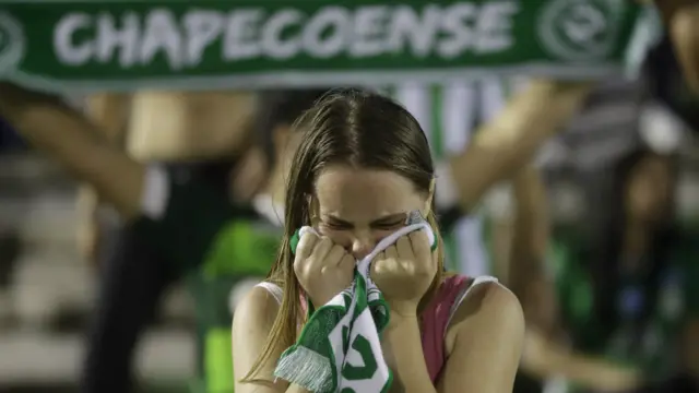 一名沙佩科恩斯女球迷掩面哭泣