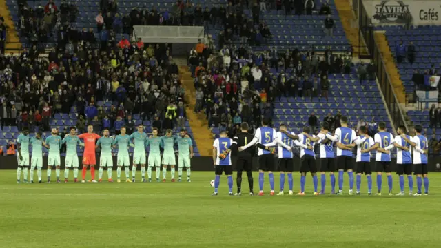 巴萨与埃尔库莱斯球员在赛前为空难默哀