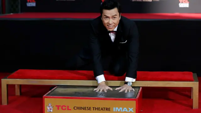 甄子丹在混凝土上压印手印(30/11/2016)