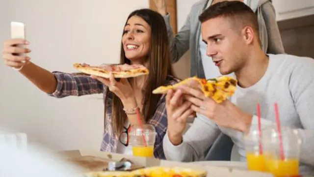 一天班上下来，拖着疲惫的身躯，饥肠辘辘爬上通勤车，最恼人的，则莫过于邻座的人甩开腮帮子啃鸡腿、嚼薯条，往嘴里塞三明治汉堡包了。