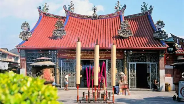 清真寺、教堂和观音庙等庙宇共同坐落于和谐之街上（图片来源：Travel Pictures/Alamy）