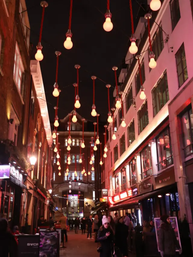 脱欧公投后尽管有各种经济不利好的消息，伦敦闹市街头圣诞节前似乎生意兴隆依旧如往年