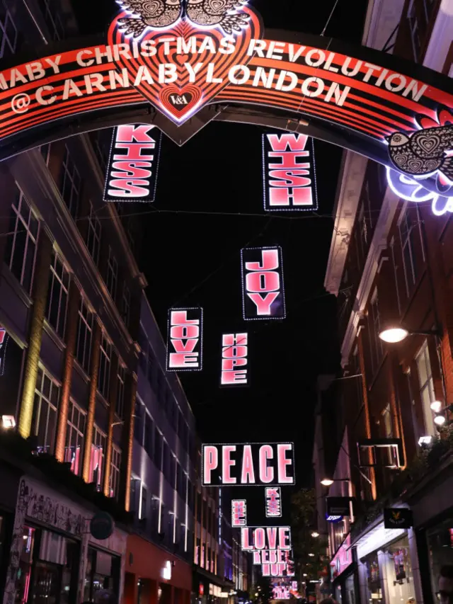 伦敦购物中心牛津街南面的Carnaby街的圣诞灯饰别具特色