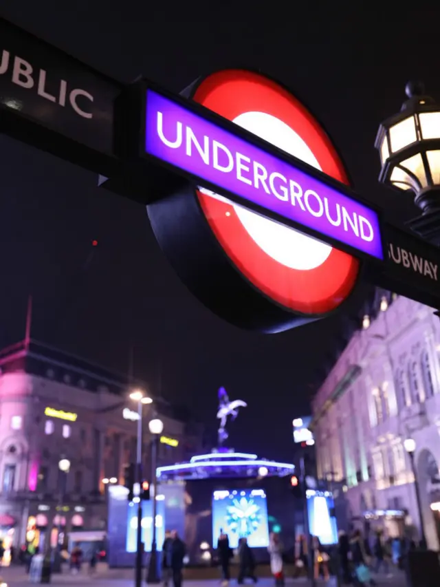 伦敦市中心的商业娱乐中心今年在11月前就张灯结彩准备圣诞节到来。