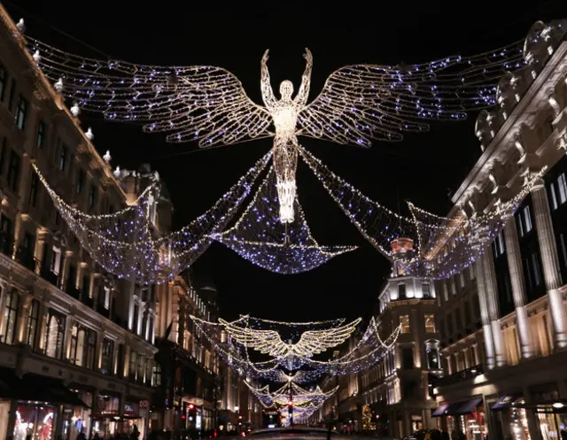 今年Ｒｅｇｅｎｔ大街圣诞灯饰像伸开臂膀的天使，别具特色
