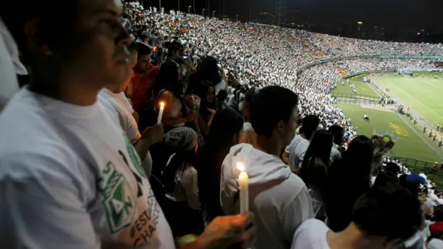 民族競技球迷手持蠟燭致敬