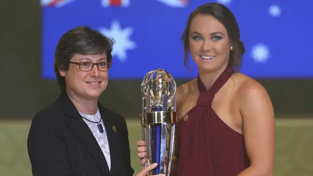 福尔德（右）领奖