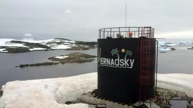 在维尔纳茨基科考站，博格丹会举办即兴演唱会，主要用吉他伴奏，但有时候也会用他在实验室里制作的钢琴（图片来源：Alex Martin）