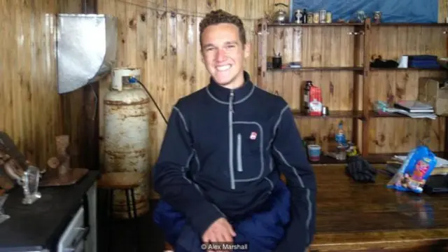 纳诺·多纳是一名25岁的研究员，他的任务是通过测量海水的含盐量来确定冰川融化的速度（图片来源：Alex Marshall）