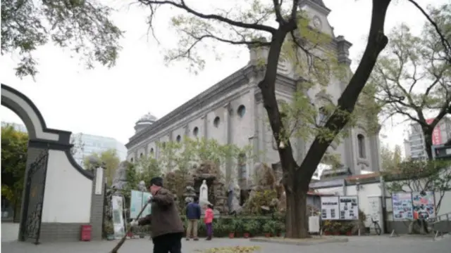 北京南堂(宣武門天主堂)的很多信徒拒絕發表看法