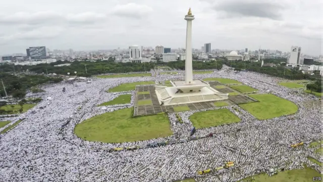 印尼至少20万名保守的穆斯林周五(12月2日)在雅加达又一次举行大规模集会,“谴责华裔省长钟万学侮辱伊斯兰教”。