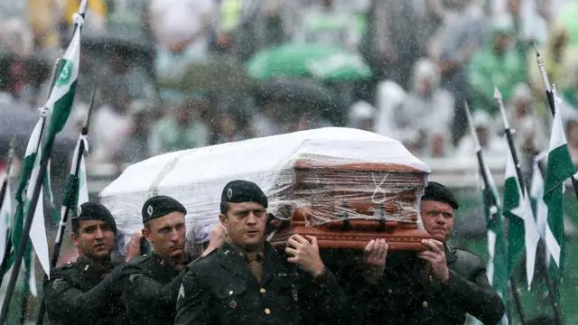 巴西空軍士兵將一名沙佩科恩斯遇難者的靈柩抬進體育場（3/12/2016）