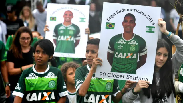 沙佩科恩斯遇難職球員家屬手持遇難球員遺照走進球場中央（3/12/2016）