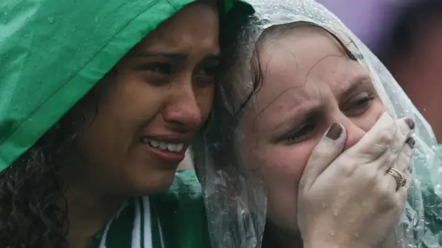 沙佩科恩斯空難死者追思會上兩名女子痛哭（3/12/2016）