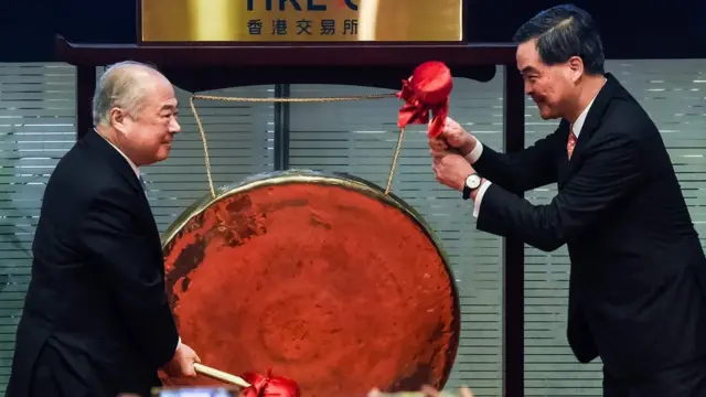 周松冈（左）与梁振英（右）鸣锣（5/12/2016）