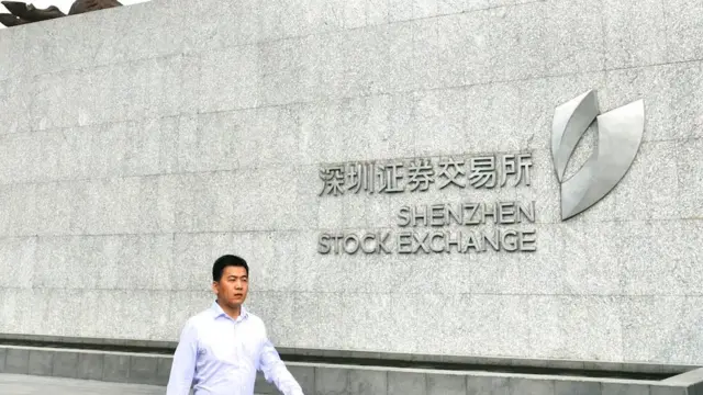 一名男子在深圳交易所门外走过（5/12/2016）