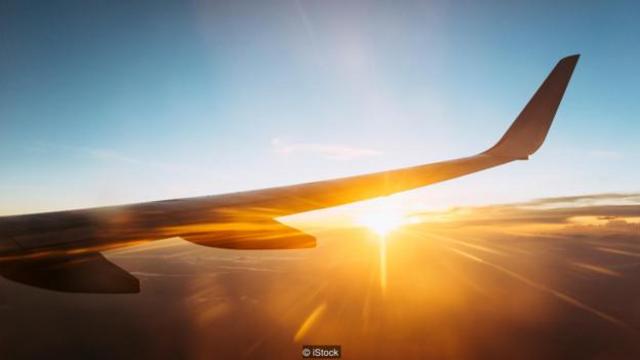 虚拟现实可以帮助人们熟悉飞行环境，这样他们在飞行过程中就不会感觉紧张了。 (图片来源: iStock)