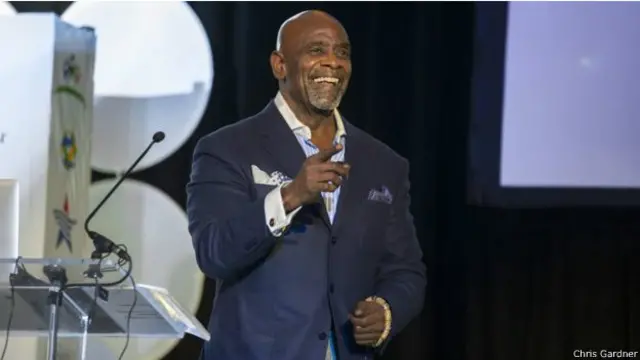 伽德纳在50个国家举行讲演，场场都爆满