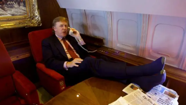 特朗普在私人飞机上打电话