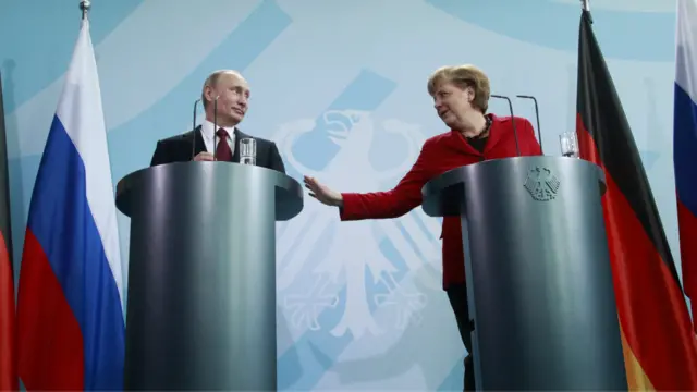 普京与默克尔在柏林举行联合记者会