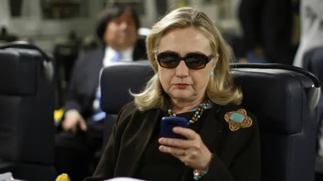 希拉里在任国务卿时在军机上使用手机