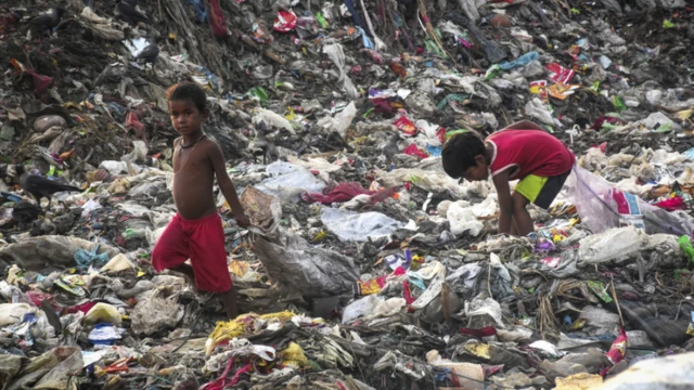 చెత్త ఏరుకుంటున్న బాలలు