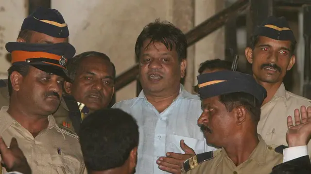 দাউদ ইব্রাহিমের ভাই ইকবার কাস্কর (মাঝে সাদা জামা গায়ে) একটি অভিযোগ থেকে বেকসুর খালাস পাওয়ার পর