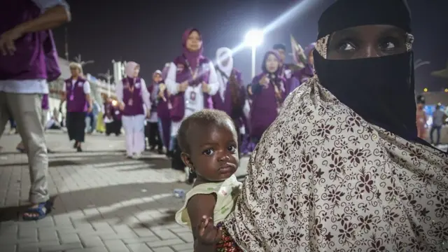 Une femme musulmane portant son enfant à la Mecque en Arabie Saoudite.