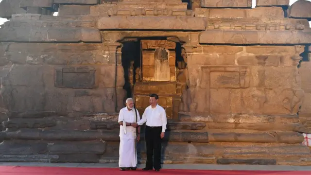 இந்தியப் பிரதமருடன் இணைந்து அங்குள்ள வரலாற்றுச் சின்னங்களைப் பார்வையிட்டார் சீன அதிபர்.