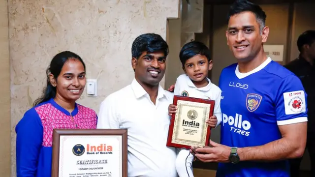 ధోనీతో సనుష్ కుటుంబ సభ్యులు