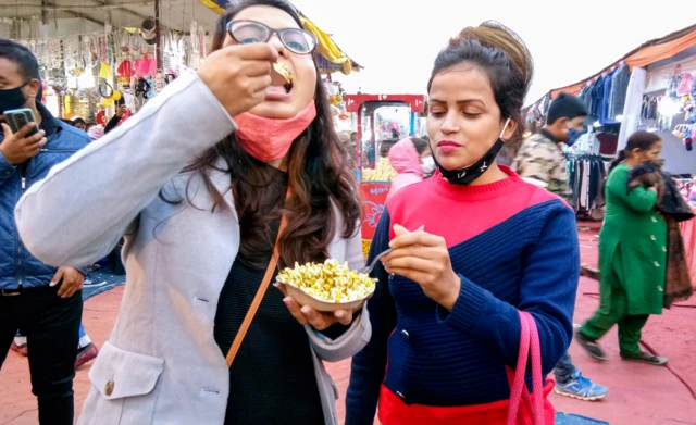 ਚਾਟ ਖਾਂਦੀਆਂ ਕੁੜੀਆਂ