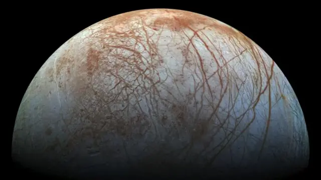 Европа ойининг ғалати сатҳини 1990 йилларда Галилео фазо кемаси суратга олган.