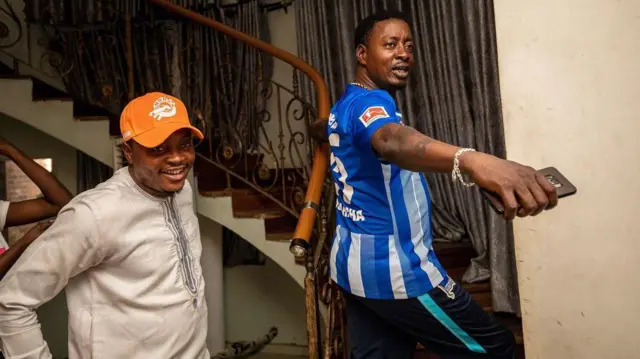 Aworan Taye Currency ati ọmọ rẹ