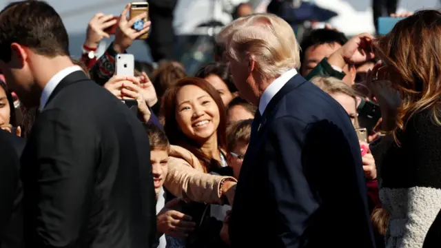 特朗普在驻日美军横田空军基地停机坪与美军家眷和日本群众握手（5/11/2017）