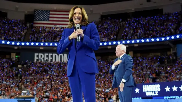 Kamala Harris ati Tim Walz, duro niwaju ọpọ eeyan ni Milwaukee.