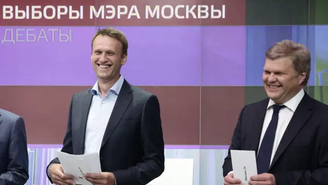 Алексей Навальный и Сергей Митрохин в костюмах в телестудии во время дебатов кандидаты в мэры Москвы на выборах 2013 года