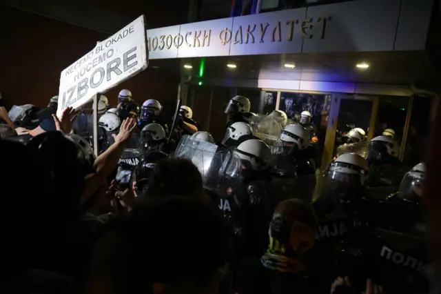 Policija i demonstranti