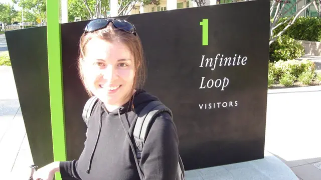 Ángela Guzmán yendo en bicicleta a Apple en 2008