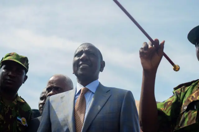 Le président kenyan William Ruto (C) arrive à l'aéroport international Toussaint Louverture de Port-au-Prince, en Haïti, le 21 septembre 2024.