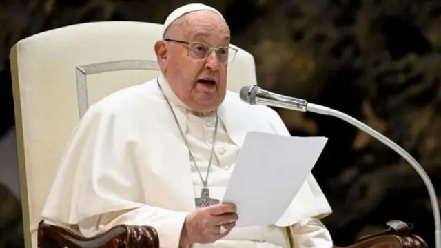 પોપ ફ્રાંસિસને 14 ફેબ્રુઆરીના રોજ શ્વાસની તકલીફને કારણે રોમની હૉસ્પિટલમાં દાખલ કરવામાં આવ્યા હતા