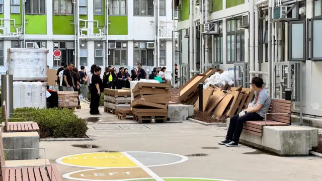 一群義工在啟德過渡性房屋的空地集合。