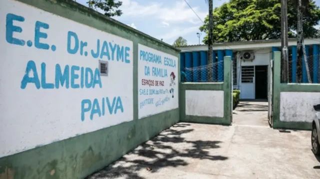 Muroescola com a inscrição E.E. Dr. JAYME ALMEIDA PAIVA