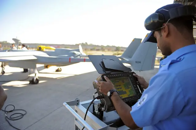 একটি নজরদারী ড্রোন ওড়ানোর আগে ভারতীয় নৌবাহিনীর এক সদস্য - ফাইল ছবি
