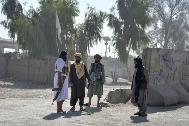 جنگجویان طالبان با سلاحهای سبک در ولسوالی سپین بولدک قندهار، در نزدیکی مرز با پاکستان