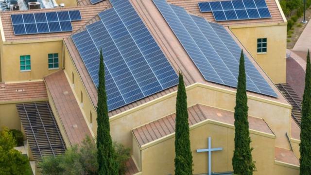 美国加州一家教堂屋顶的太阳能板。